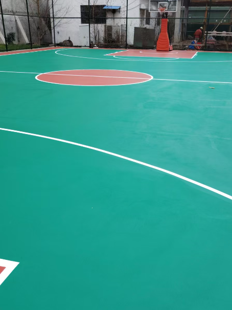 西乌珠穆沁 球场长期使用易出现地面开裂